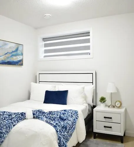 Cozy Escape! 2 Bedroom Guest Suite! 2 Queen Beds! Complimentary Wifi Netflix & Parking! 11 Mins From Yeg! 20 Mins From Wem!