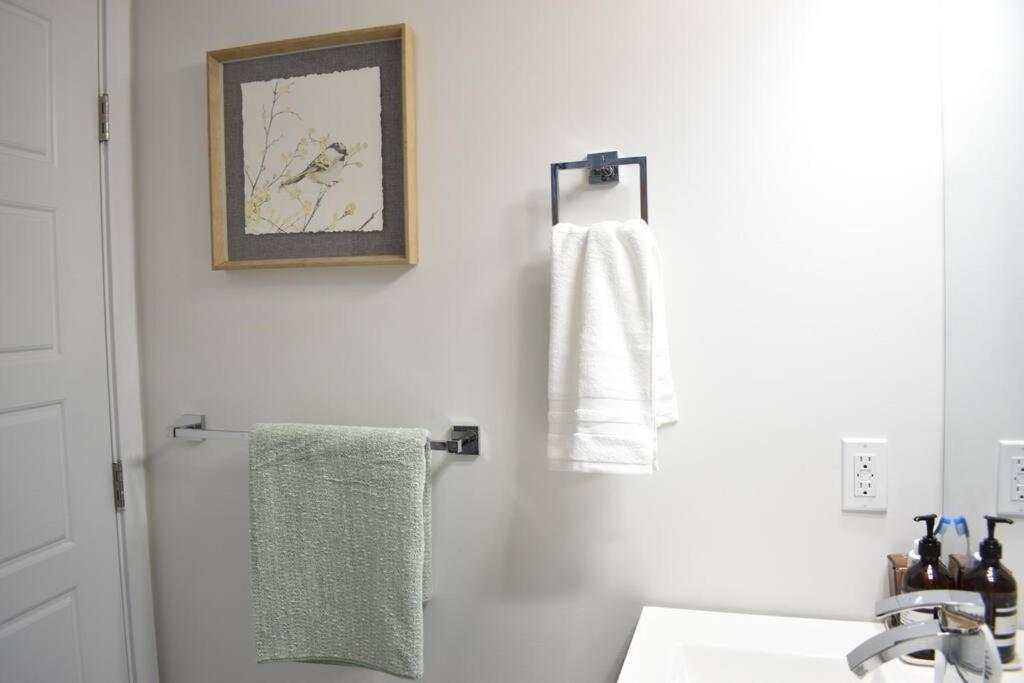 Cozy Escape! 2 Bedroom Guest Suite! 2 Queen Beds! Complimentary Wifi Netflix & Parking! 11 Mins From Yeg! 20 Mins From Wem! *