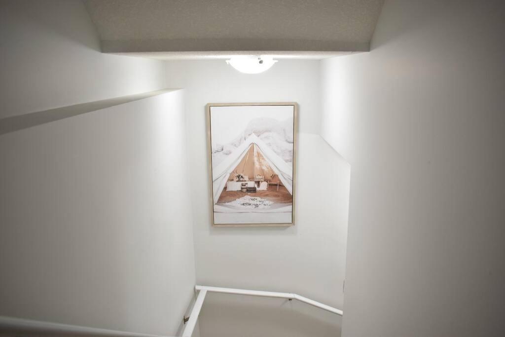 Cozy Escape! 2 Bedroom Guest Suite! 2 Queen Beds! Complimentary Wifi Netflix & Parking! 11 Mins From Yeg! 20 Mins From Wem! Apartment