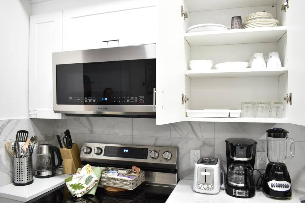 Cozy Escape! 2 Bedroom Guest Suite! 2 Queen Beds! Complimentary Wifi Netflix & Parking! 11 Mins From Yeg! 20 Mins From Wem! Apartment