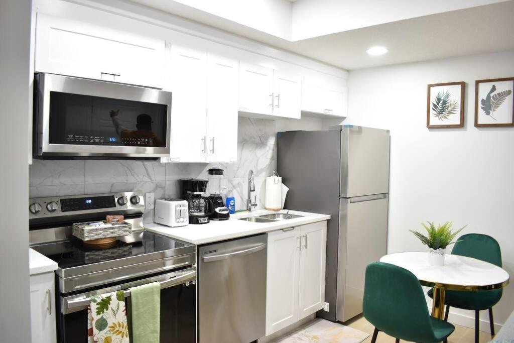 Cozy Escape! 2 Bedroom Guest Suite! 2 Queen Beds! Complimentary Wifi Netflix & Parking! 11 Mins From Yeg! 20 Mins From Wem! Apartment