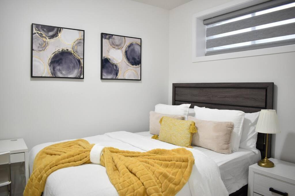 Apartment Cozy Escape! 2 Bedroom Guest Suite! 2 Queen Beds! Complimentary Wifi Netflix & Parking! 11 Mins From Yeg! 20 Mins From Wem!