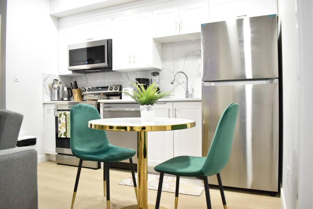 Cozy Escape! 2 Bedroom Guest Suite! 2 Queen Beds! Complimentary Wifi Netflix & Parking! 11 Mins From Yeg! 20 Mins From Wem! Apartment *