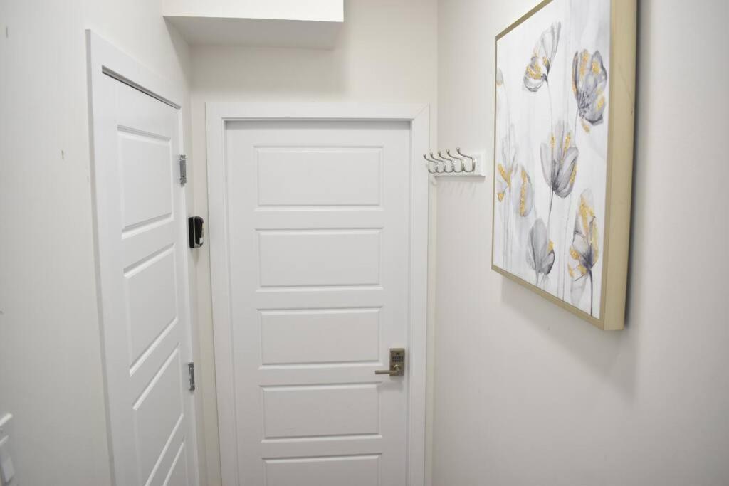 Apartment Cozy Escape! 2 Bedroom Guest Suite! 2 Queen Beds! Complimentary Wifi Netflix & Parking! 11 Mins From Yeg! 20 Mins From Wem! *