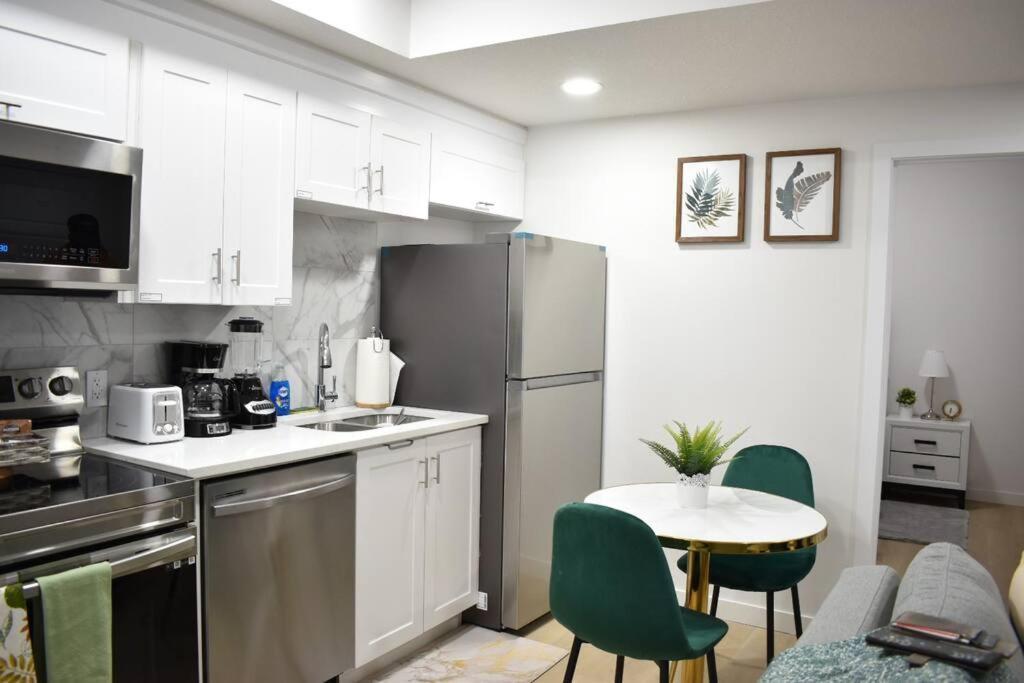 Apartment Cozy Escape! 2 Bedroom Guest Suite! 2 Queen Beds! Complimentary Wifi Netflix & Parking! 11 Mins From Yeg! 20 Mins From Wem! *