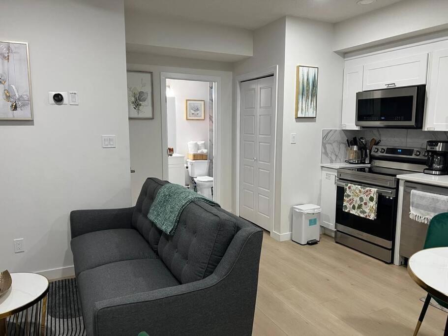 Cozy Escape! 2 Bedroom Guest Suite! 2 Queen Beds! Complimentary Wifi Netflix & Parking! 11 Mins From Yeg! 20 Mins From Wem! Edmonton