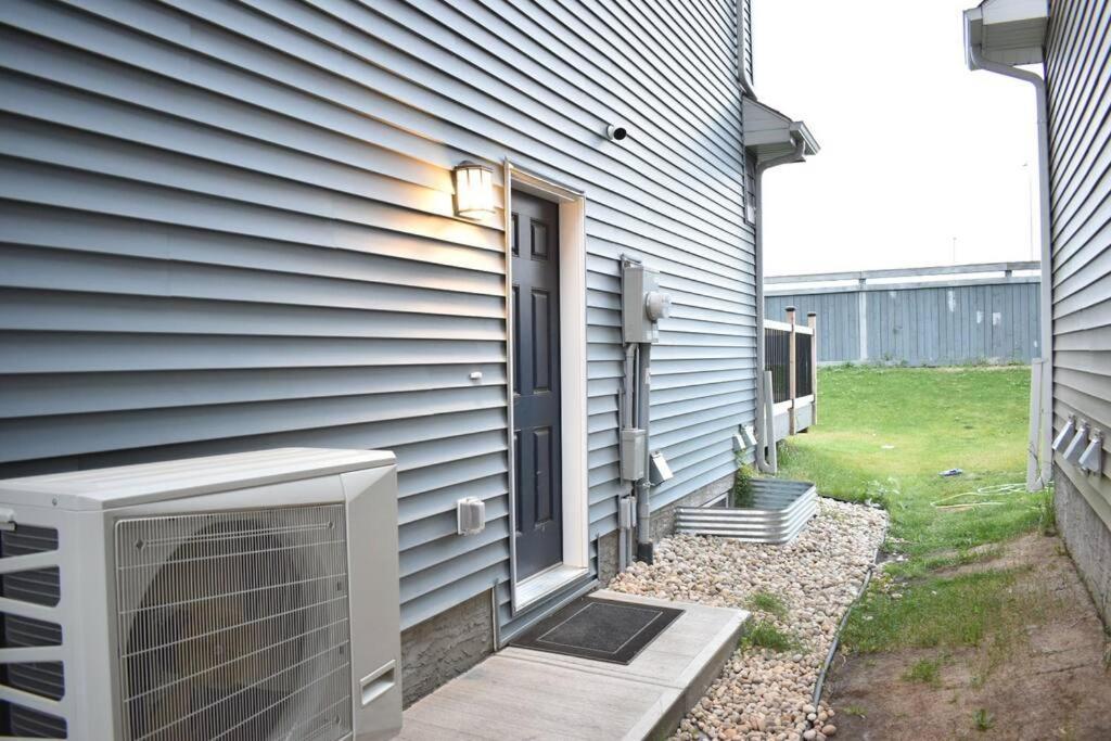 Cozy Escape! 2 Bedroom Guest Suite! 2 Queen Beds! Complimentary Wifi Netflix & Parking! 11 Mins From Yeg! 20 Mins From Wem! Apartment